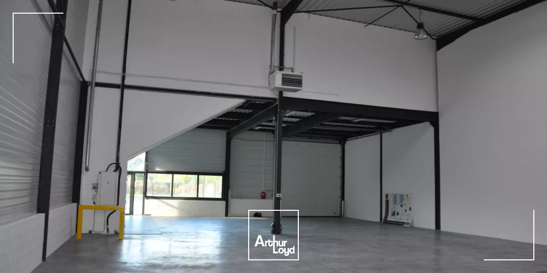 Situé au centre de CROIX , à proximité des grands axes , nous vous proposons au sein d'un parc récent des entrepots / Locaux d'activités à vendre ou à louer. 