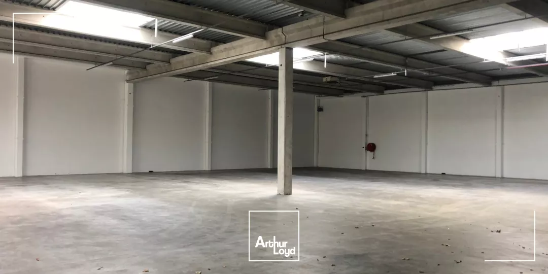 En location : Bâtiment C Commandant Rolland Le Bourget - Locaux industriels rénovés 1 164 m² divisibles - Accès plain pied - site clos et gardienné