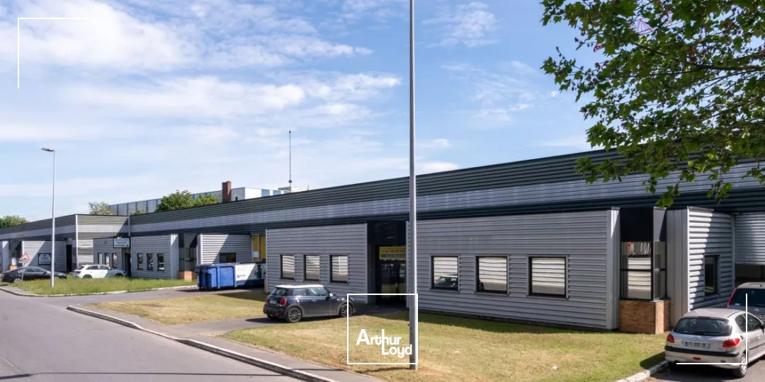 En location : Bâtiment C Commandant Rolland Le Bourget - Locaux industriels rénovés 1 164 m² divisibles - Accès plain pied - site clos et gardienné