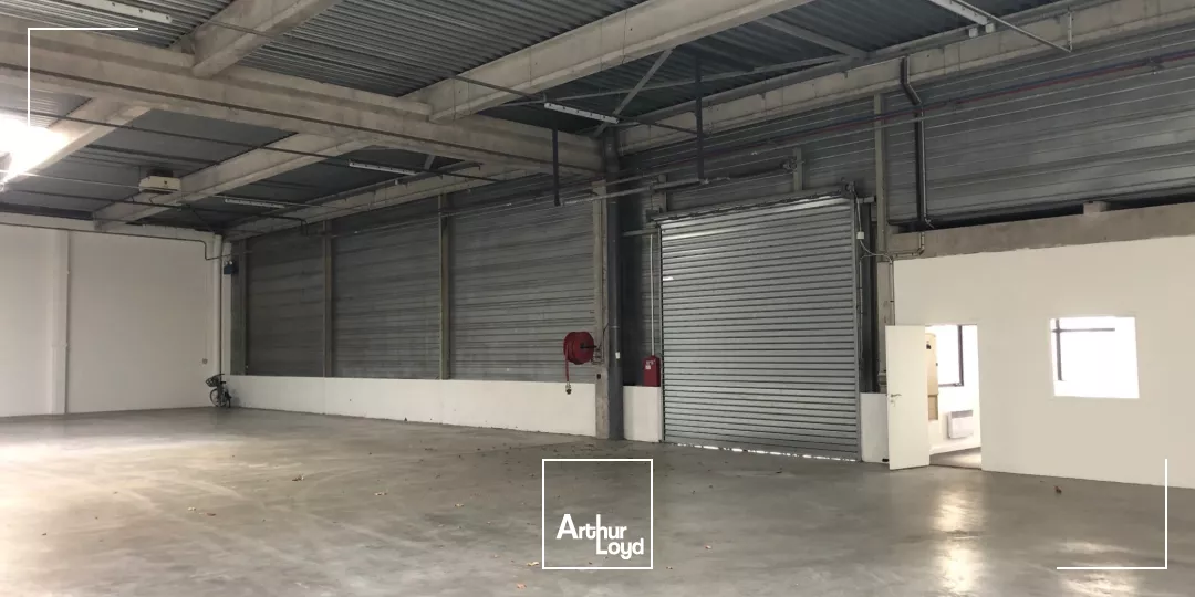 En location : Bâtiment C Commandant Rolland Le Bourget - Locaux industriels rénovés 1 164 m² divisibles - Accès plain pied - site clos et gardienné