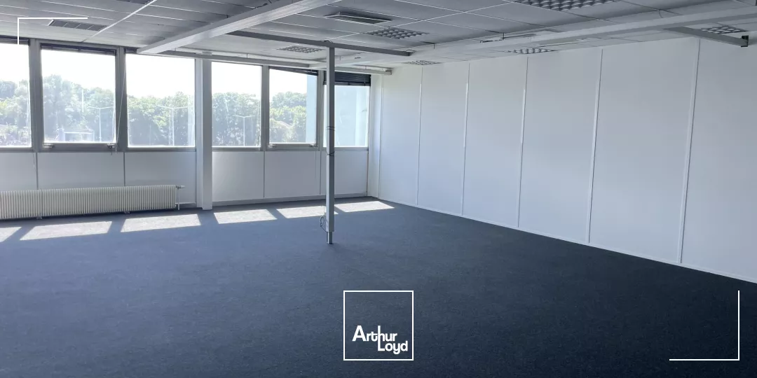 A LOUER BUREAUX - Z.A. DE SENLIS