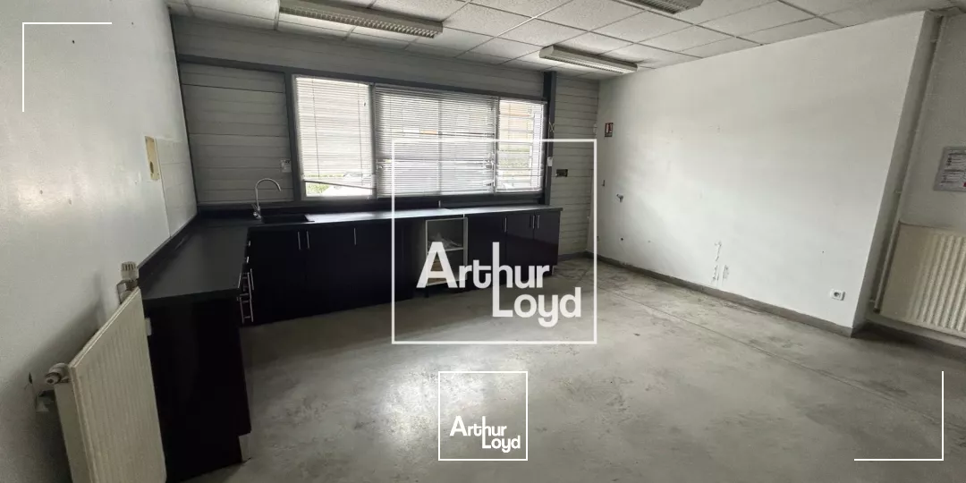 Local d'activité à louer - 616 m² avec visibilité commerciale et parkings à Vendargues