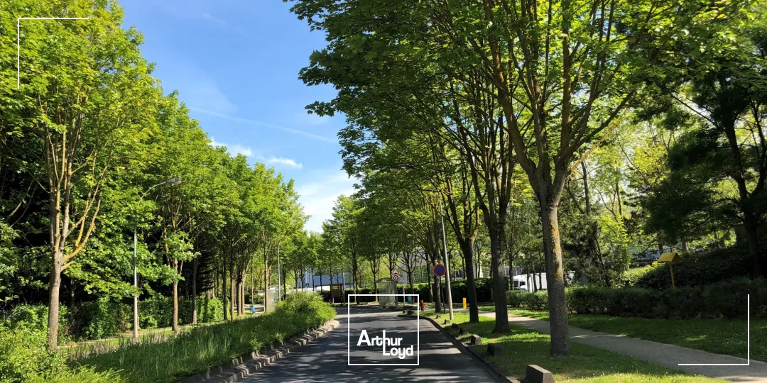 Bâtiment industriel indépendant à louer - 2 448 m² - Au pied de l'aéroport Roissy CdG et de la Francilienne - 4 portes 4x4,5 m - 2 ponts roulants - Charges maîtrisées