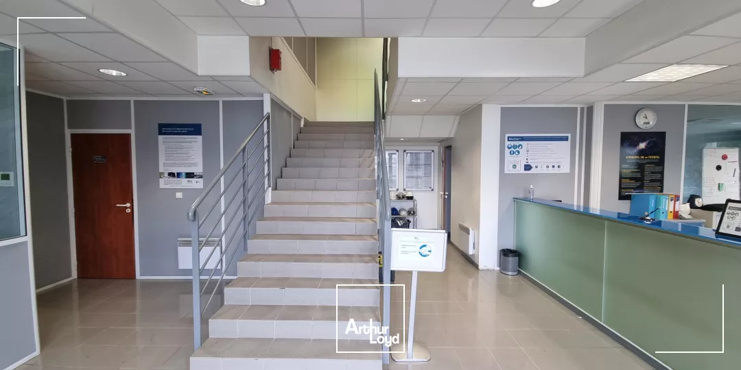 Bâtiment industriel indépendant à louer - 2 448 m² - Au pied de l'aéroport Roissy CdG et de la Francilienne - 4 portes 4x4,5 m - 2 ponts roulants - Charges maîtrisées