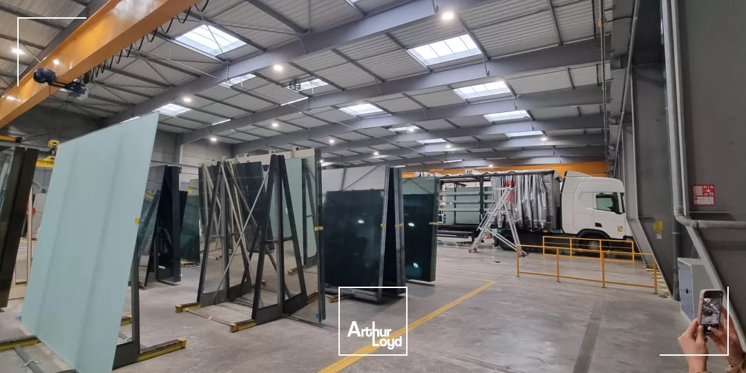 Bâtiment industriel indépendant à louer - 2 448 m² - Au pied de l'aéroport Roissy CdG et de la Francilienne - 4 portes 4x4,5 m - 2 ponts roulants - Charges maîtrisées