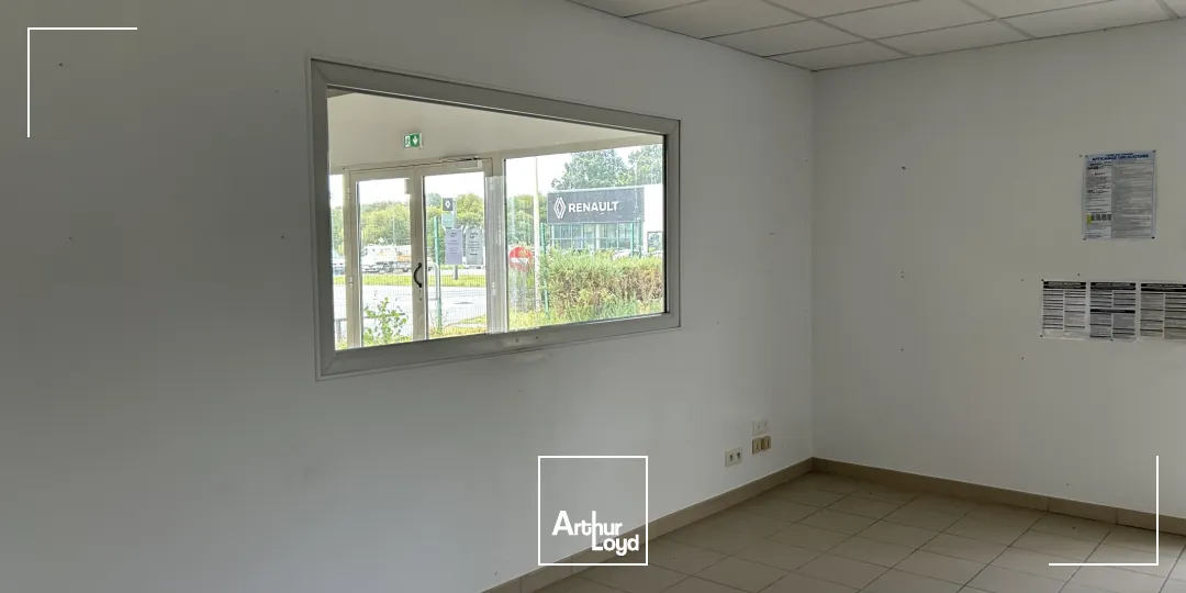A LOUER - STOCKAGE - BUREAUX - SHOWROOM - 196 M2 - ST ANDRE DES EAUX