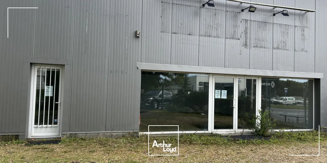 A LOUER - STOCKAGE - BUREAUX - SHOWROOM - 196 M2 - ST ANDRE DES EAUX