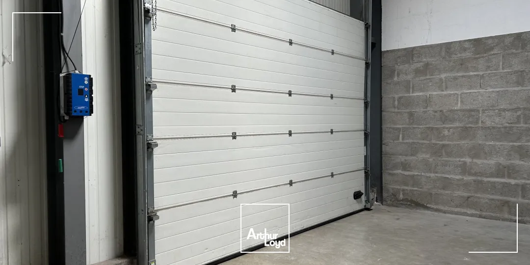 A LOUER - STOCKAGE - BUREAUX - SHOWROOM - 196 M2 - ST ANDRE DES EAUX