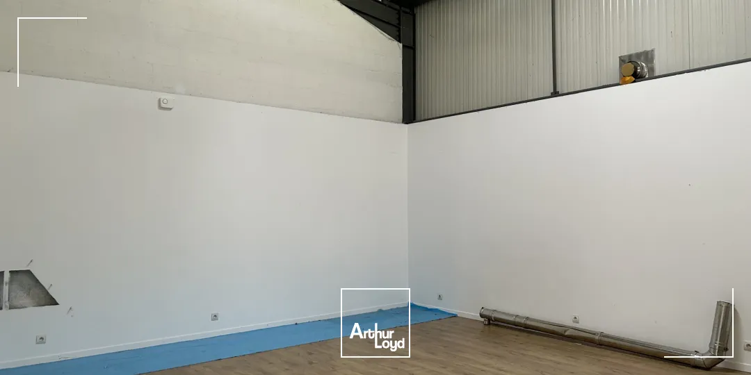 A LOUER - STOCKAGE - BUREAUX - SHOWROOM - 196 M2 - ST ANDRE DES EAUX