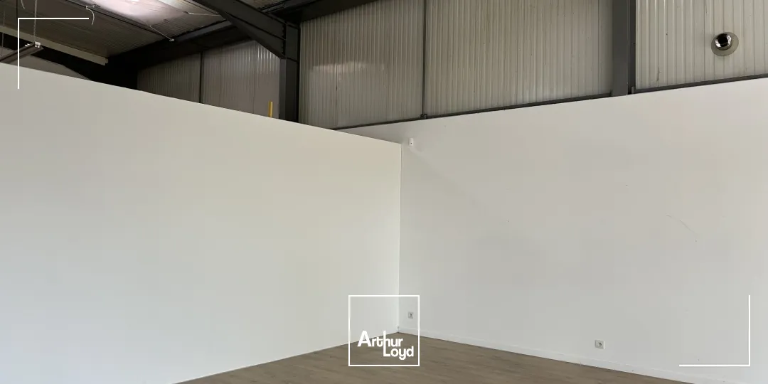 A LOUER - STOCKAGE - BUREAUX - SHOWROOM - 196 M2 - ST ANDRE DES EAUX