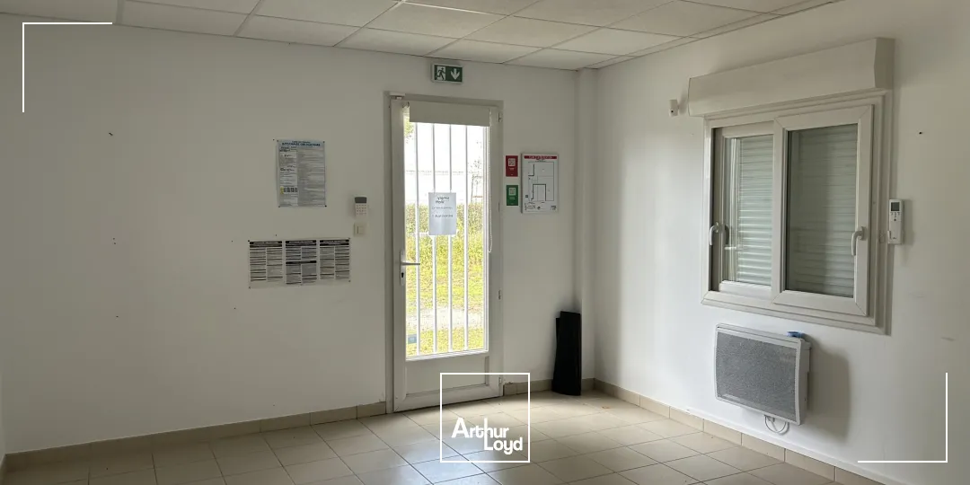 A LOUER - STOCKAGE - BUREAUX - SHOWROOM - 196 M2 - ST ANDRE DES EAUX