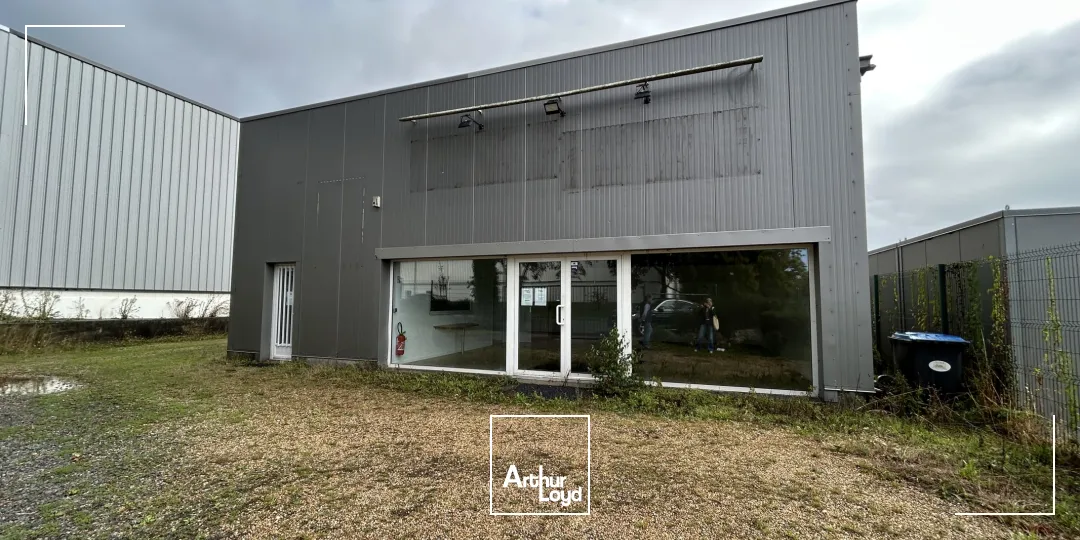 A LOUER - STOCKAGE - BUREAUX - SHOWROOM - 196 M2 - ST ANDRE DES EAUX