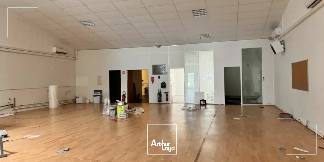 CHAMBRAY-LES-TOURS LES AUBUIS JEAN PERRIN LOCAL COMMERCIAL A LOUER 302 M²