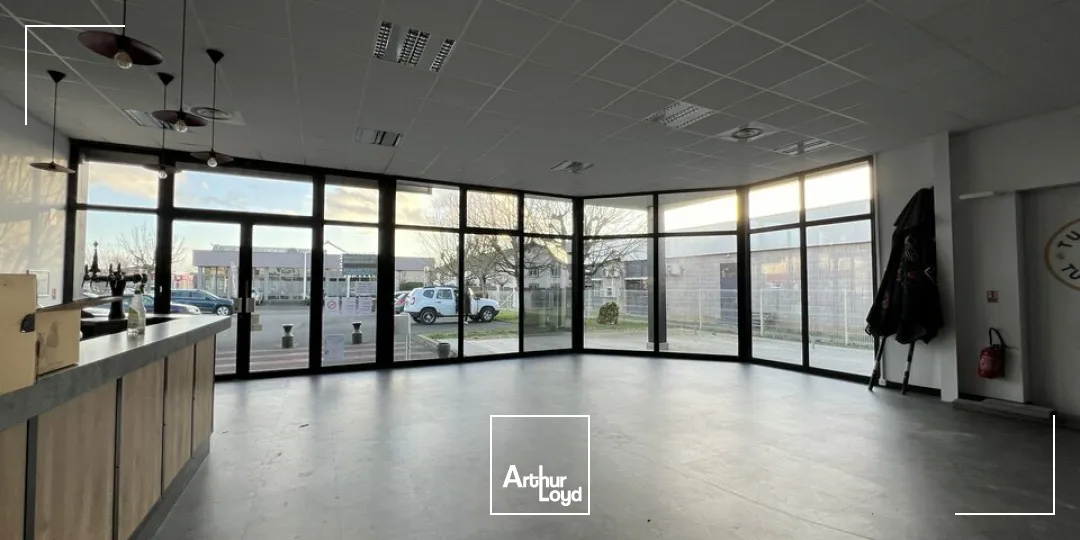 TOURS NORD ZONE COMMERCIALE DE L HORLOGE COMMERCE A LOUER 236 M² TERRASSE ET PARKINGS