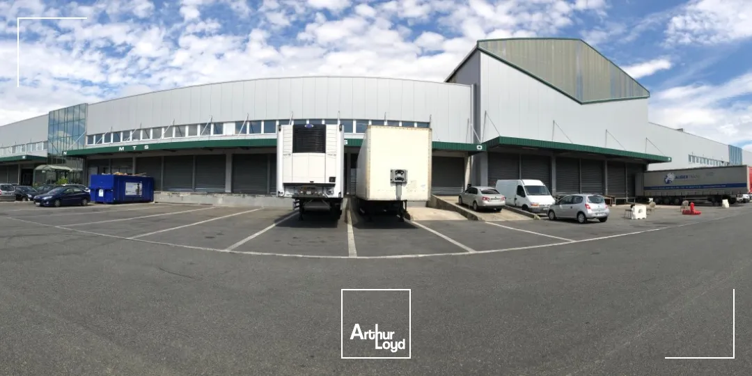 Entrepôt industriel grand volume mis en location - 9,50 m de hauteur, 14 quais, secteur Paris Nord 