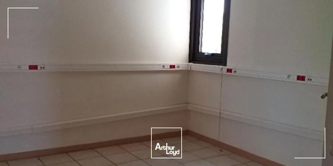 BUREAUX AGENCÉS LE LAMENTIN 67M2