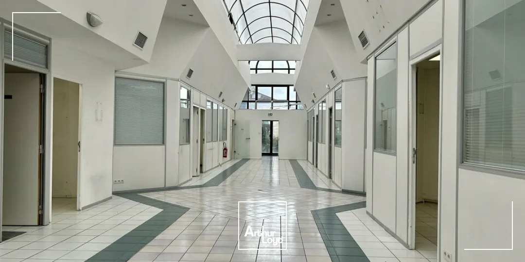 BUREAUX à VENDRE de 607.4 m²