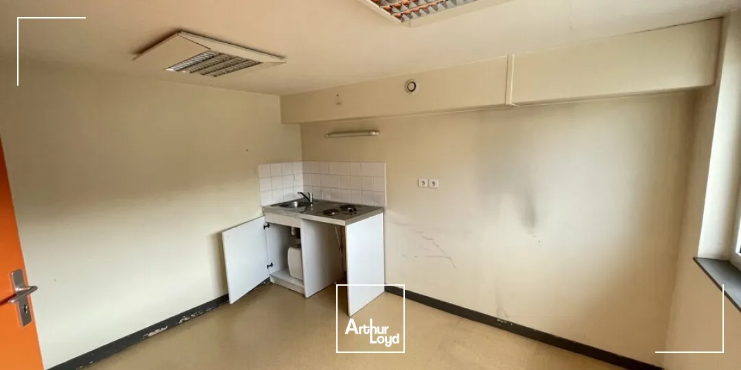 POITIERS CENTRE CITEE JUDICIAIRE - BUREAUX A VENDRE AVEC 7 PLACES DE STATIONNEMENT