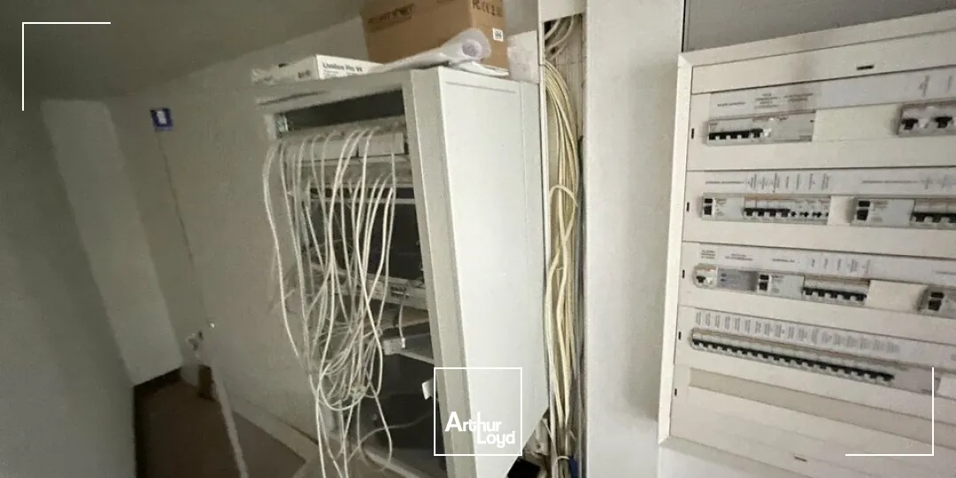 POITIERS CENTRE CITEE JUDICIAIRE - BUREAUX A VENDRE AVEC 7 PLACES DE STATIONNEMENT