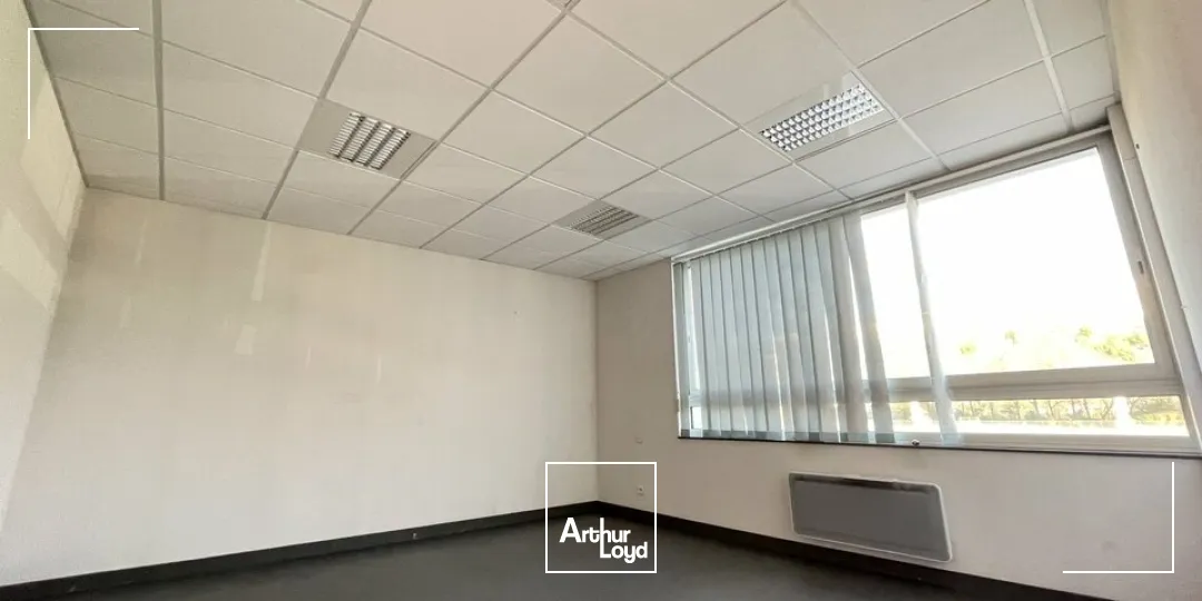 POITIERS CENTRE CITEE JUDICIAIRE - BUREAUX A VENDRE AVEC 7 PLACES DE STATIONNEMENT