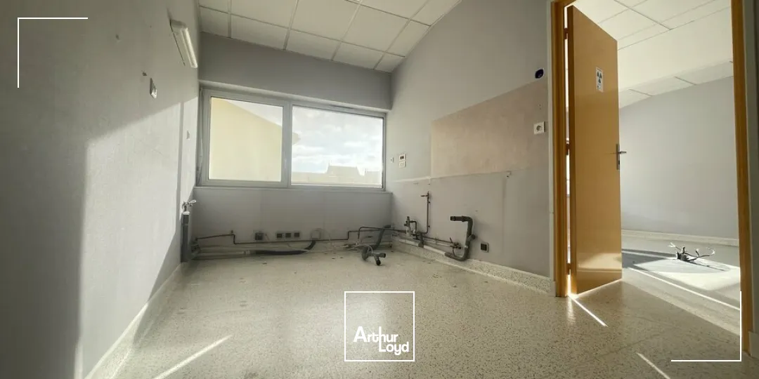 A VENDRE POITIERS CENTRE VILLE CITEE JUDICIAIRE - BUREAUX 115m² + STATIONNEMENT