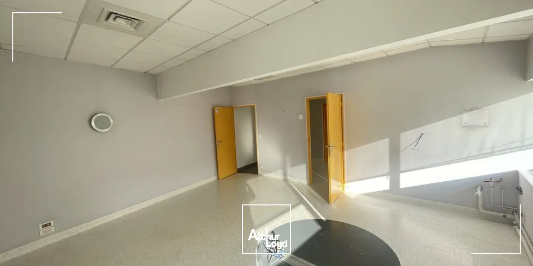 A VENDRE POITIERS CENTRE VILLE CITEE JUDICIAIRE - BUREAUX 115m² + STATIONNEMENT