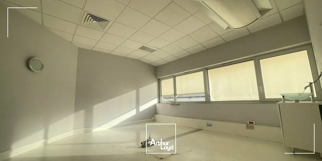 A VENDRE POITIERS CENTRE VILLE CITEE JUDICIAIRE - BUREAUX 115m² + STATIONNEMENT