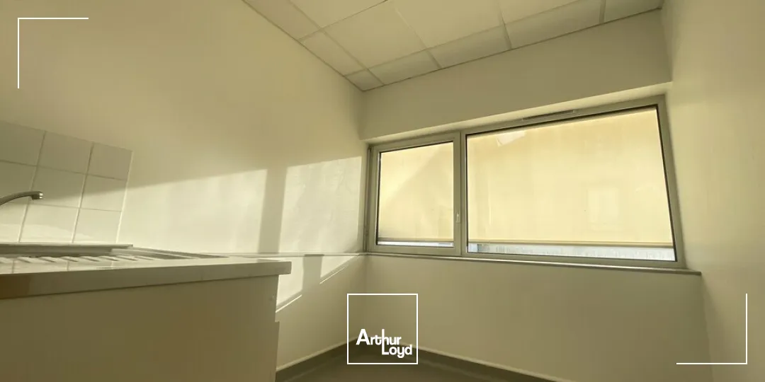 A VENDRE POITIERS CENTRE VILLE CITEE JUDICIAIRE - BUREAUX 115m² + STATIONNEMENT