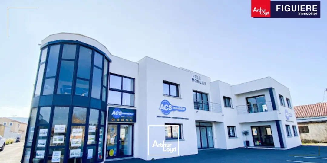 Immeuble indépendant partiellement loué à vendre bord de départementale CHATEAUNEUF LES MARTIGES