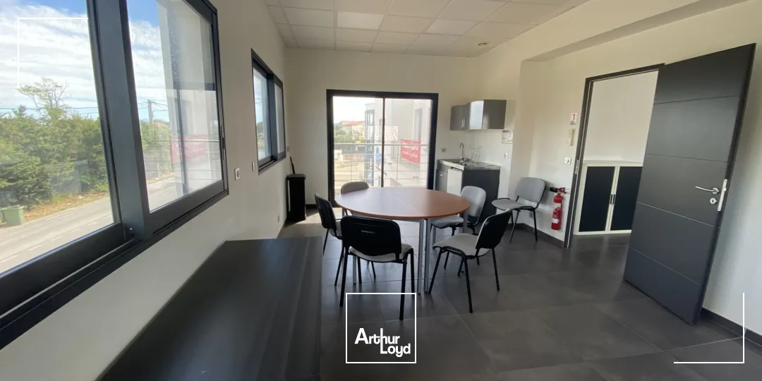 Immeuble indépendant partiellement loué à vendre bord de départementale CHATEAUNEUF LES MARTIGES