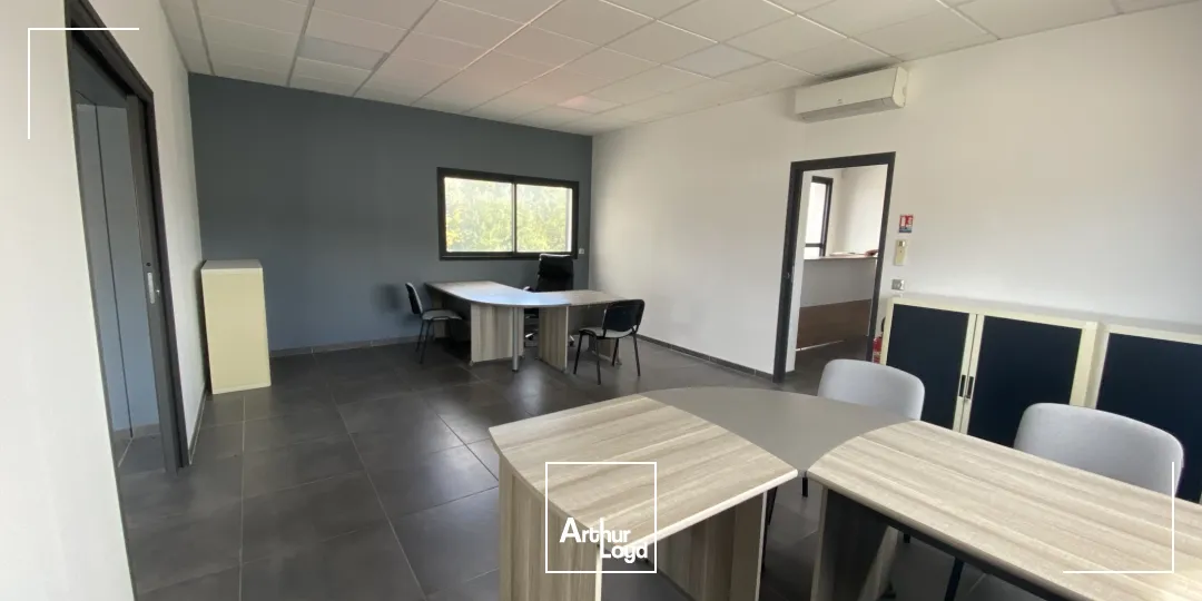 Immeuble indépendant partiellement loué à vendre bord de départementale CHATEAUNEUF LES MARTIGES