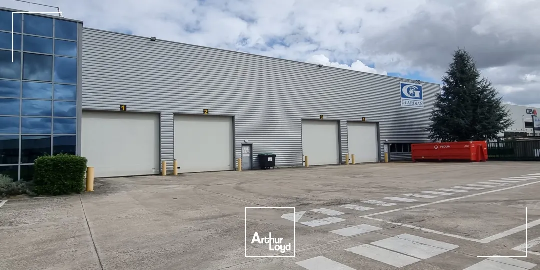 Bâtiment industriel indépendant à louer - 2 448 m² - Au pied de l'aéroport Roissy CdG et de la Francilienne - 4 portes 4x4,5 m - 2 ponts roulants - Charges maîtrisées