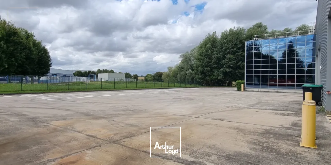 Bâtiment industriel indépendant à louer - 2 448 m² - Au pied de l'aéroport Roissy CdG et de la Francilienne - 4 portes 4x4,5 m - 2 ponts roulants - Charges maîtrisées