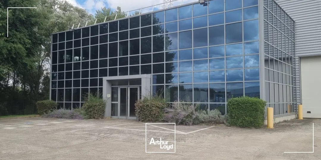 Bâtiment industriel indépendant à louer - 2 448 m² - Au pied de l'aéroport Roissy CdG et de la Francilienne - 4 portes 4x4,5 m - 2 ponts roulants - Charges maîtrisées
