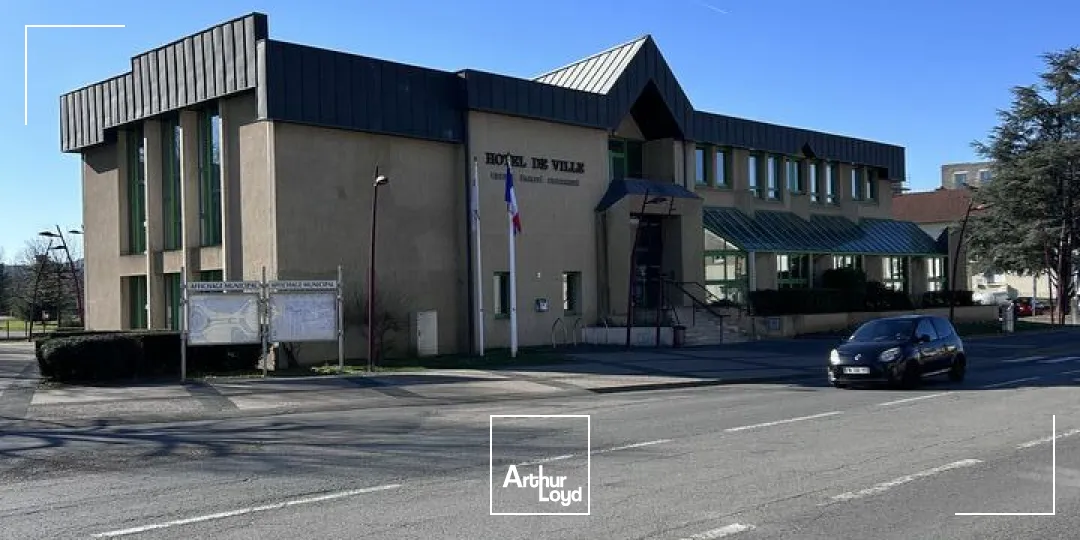 LOCAL COMMERCIAL à LOUER de 648.6 m²