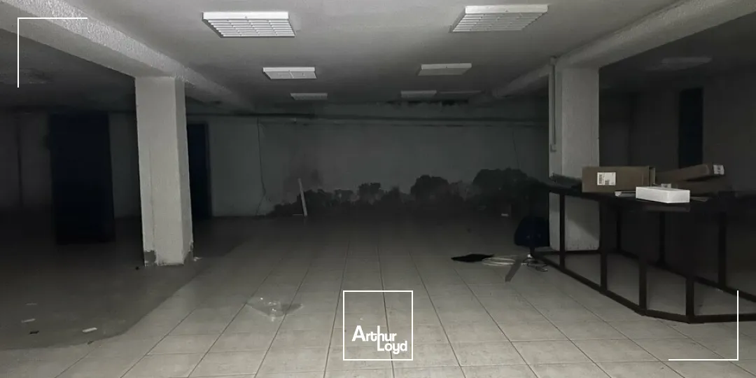 LOCAL COMMERCIAL à LOUER de 648.6 m²