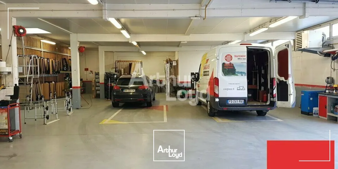 POITIERS CENTRE A LOUER 525M² LOCAL D'ACTIVITE AVEC VISIBILITE COMMERCIALE ET STATIONNEMENT