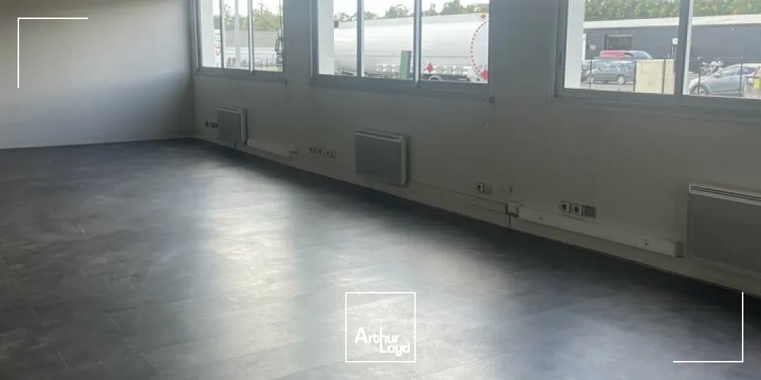 RARE ZONE REPUBLIQUE - POITIERS NORD - ENTREPOT DE 1200M² à LOUER 
