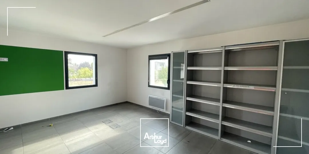 À LOUER  BUREAUX AMÉNAGÉS DE 80M² À POITIERS  PROXIMITÉ CAMPUS ET CHU AVEC PARKINGS PRIVATIFS