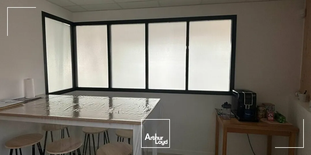 À LOUER  BUREAUX RÉCENTS ET LUMINEUX  CENTRE DE MOUILLERON-LE-CAPTIF (85)