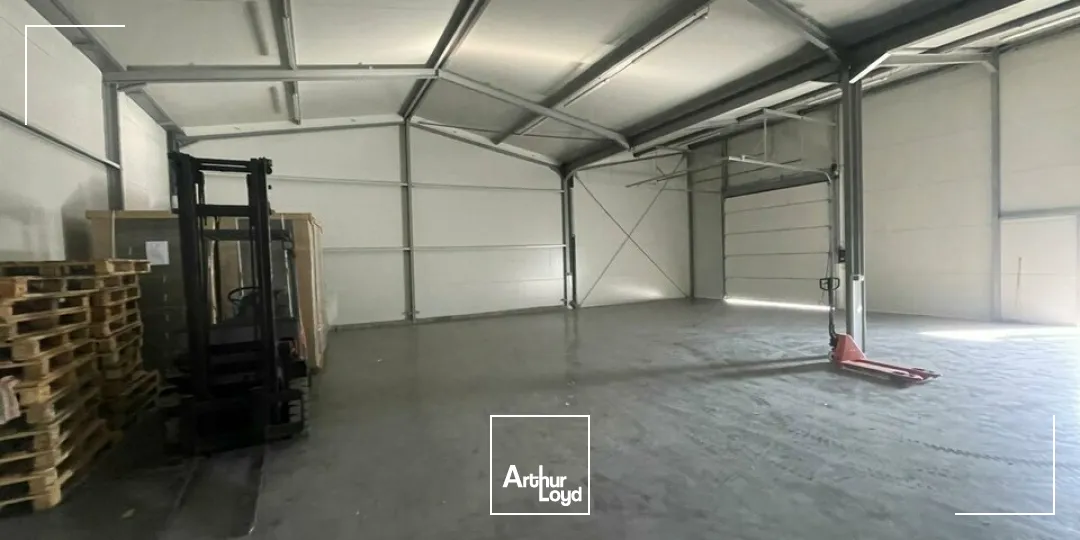 LOCAL D'ACTIVITE DE 300M² - MONTAIGU - A LOUER