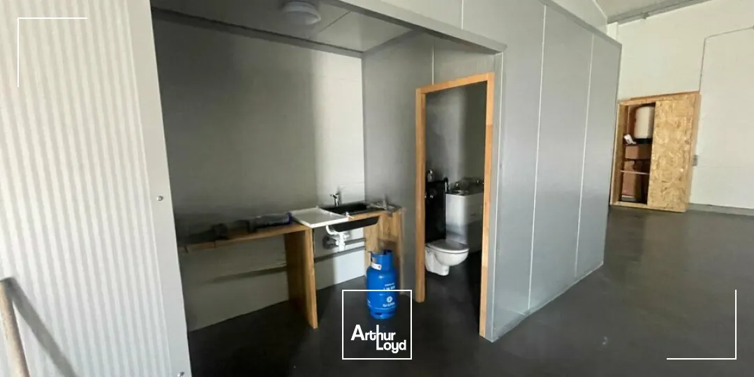 LOCAL D'ACTIVITE DE 300M² - MONTAIGU - A LOUER