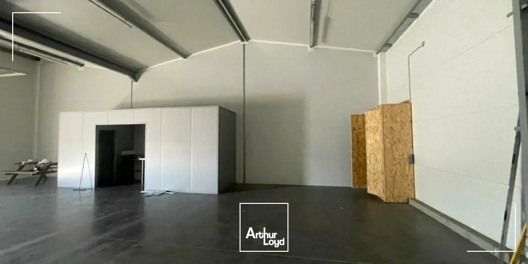 LOCAL D'ACTIVITE DE 300M² - MONTAIGU - A LOUER