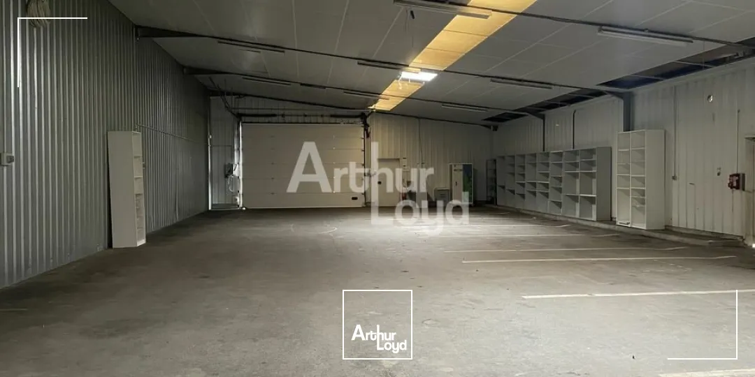 BEAUCOUZÉ LOCAL D'ACTIVITÉ 490 m² A LOUER