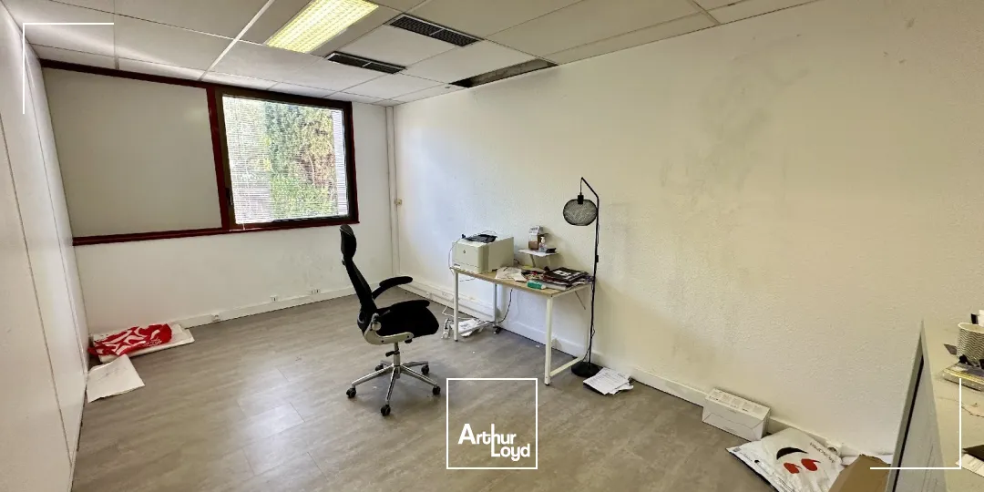 EXCLUSIVITÉ - BUREAUX À LOUER AU RDC D'UN IMMEUBLE TERTIAIRE