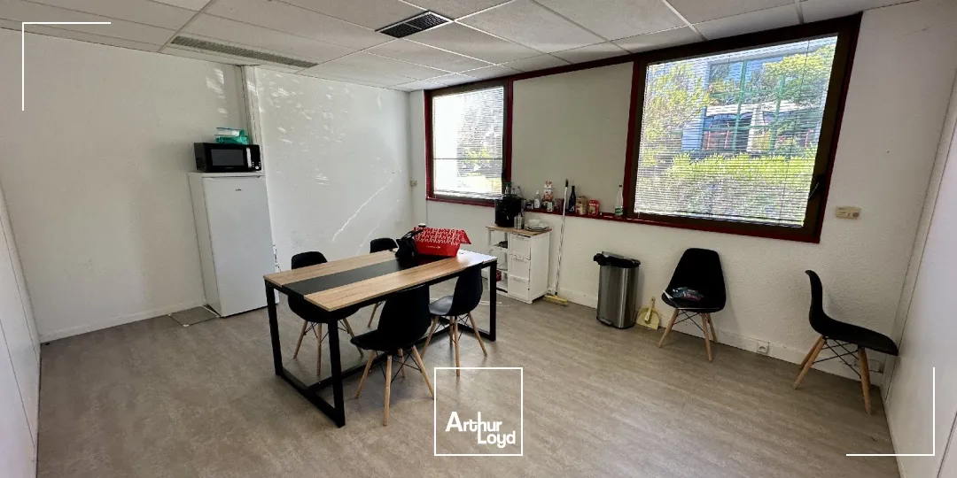 EXCLUSIVITÉ - BUREAUX À LOUER AU RDC D'UN IMMEUBLE TERTIAIRE