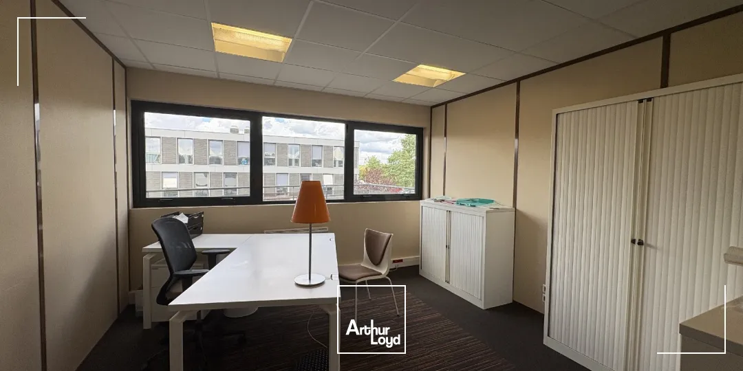 Location bureaux spacieux 497 m² avec terrasse privative et stationnements - Olivet (45)
