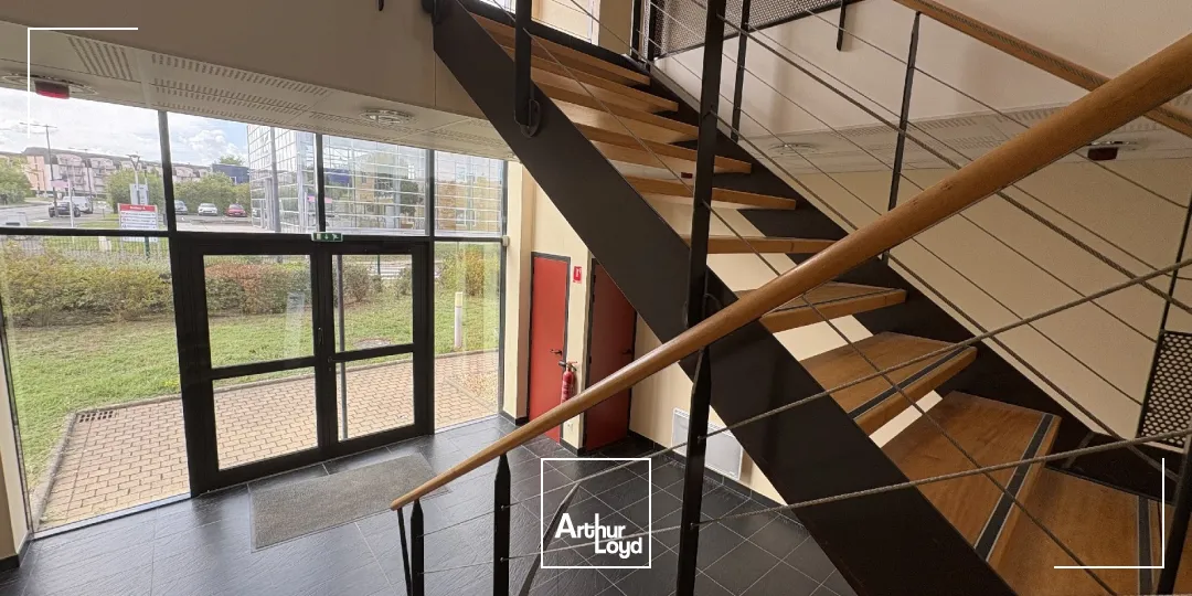 Location bureaux spacieux 497 m² avec terrasse privative et stationnements - Olivet (45)