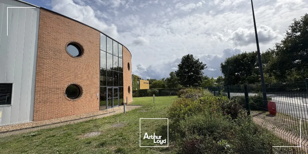 Location bureaux spacieux 497 m² avec terrasse privative et stationnements - Olivet (45)