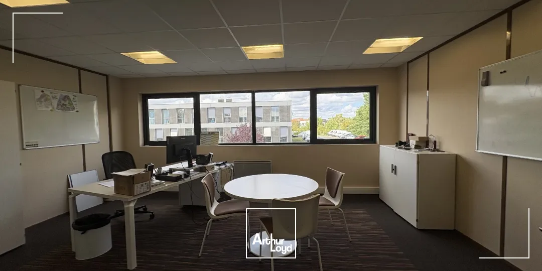 Location bureaux spacieux 497 m² avec terrasse privative et stationnements - Olivet (45)